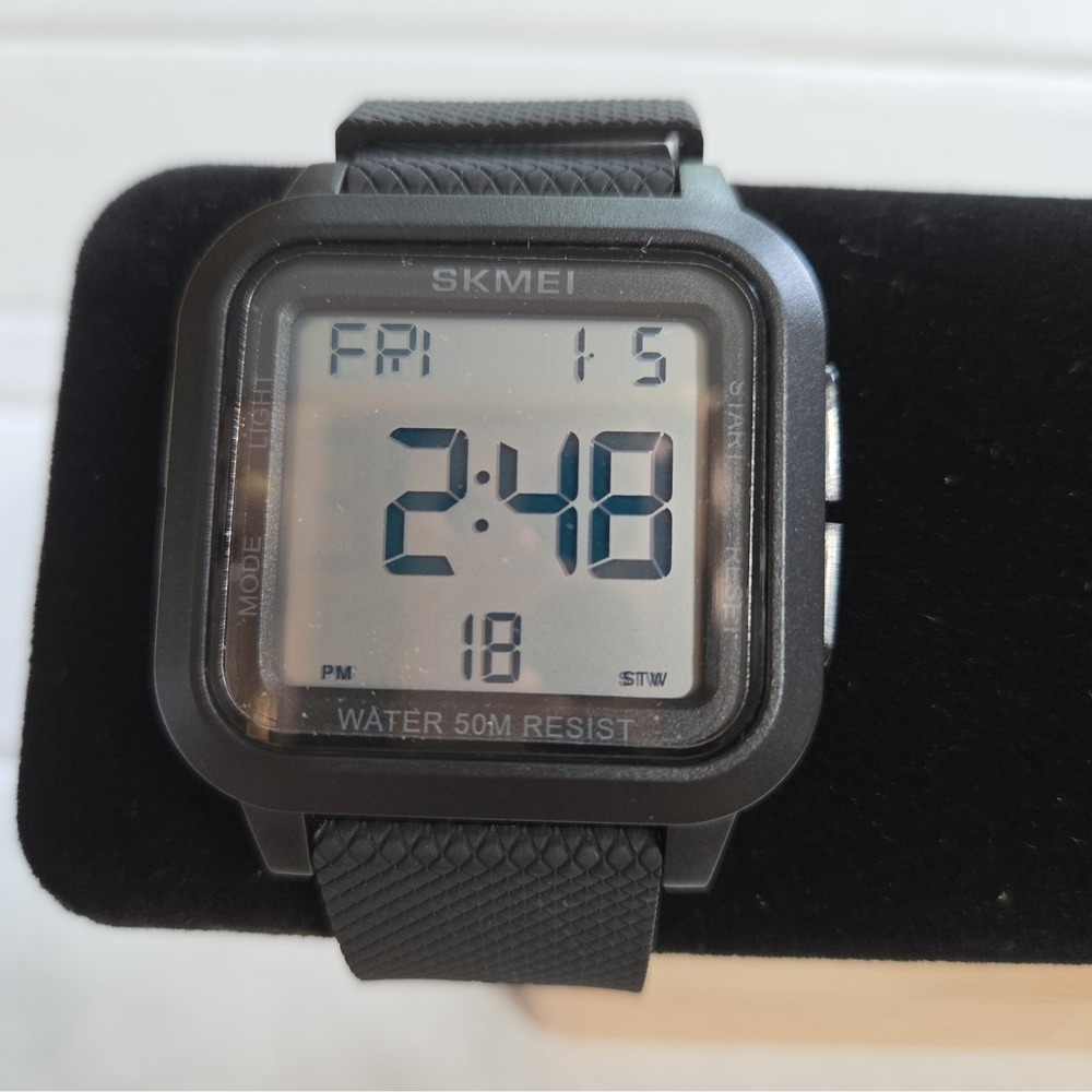 SKMEI Mens Sports Black Digital Watch. Alarm,Calendar,Dual Time,Day/Date,Chrono.